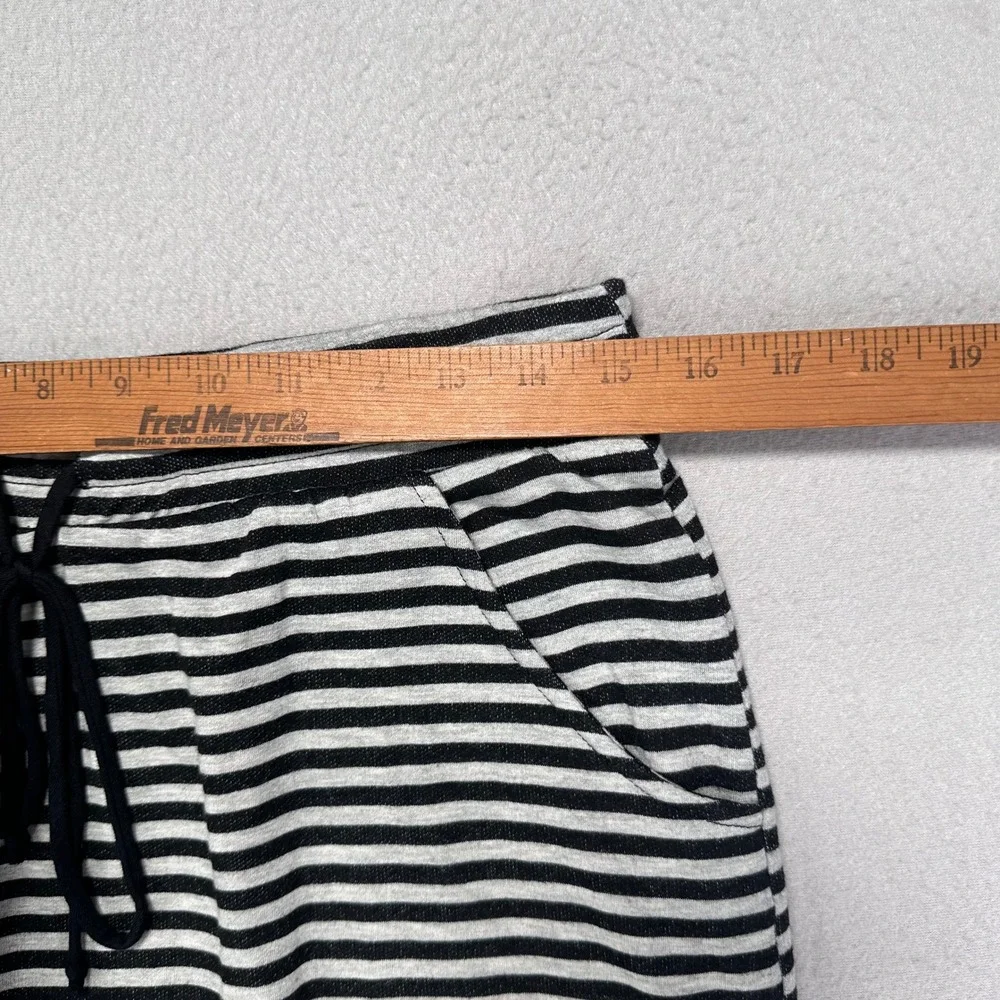Reneec. Skirt Womens M Striped Black Gray Pull on Stretch Comfort Atheletic‎ USA